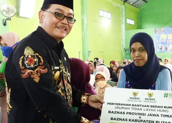 Pjs Bupati Blitar Bersama Baznas Salurkan Program Bantuan Bedah Rumah