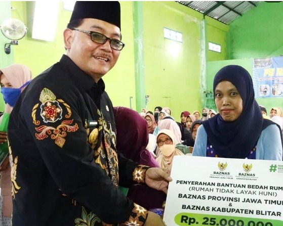 Pjs Bupati Blitar Bersama Baznas Salurkan Program Bantuan Bedah Rumah