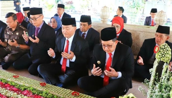 Pjs Bupati Blitar Dampingi Pj Gubernur Jatim Ziarah Makam Bung Karno