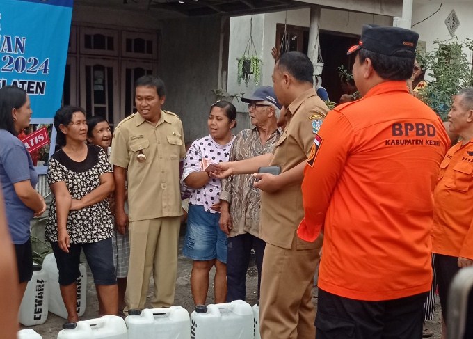 Pjs Bupati Kediri Distribusikan Bantuan Air Bersih untuk 200 KK Terdampak Kebakaran di Sepawon