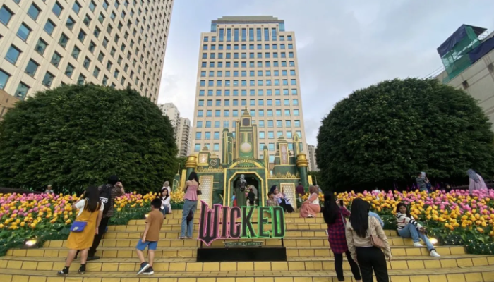 Plaza Senayan Hadirkan Keajaiban ‘Wicked’ untuk Liburan Natal & Tahun Baru, Jangan Lewatkan Spot Fotonya