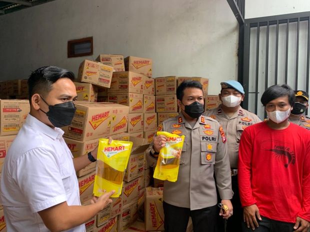 Polisi Bongkar Rumah Penimbun 24 Ton Minyak Goreng