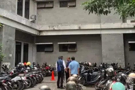 Polisi Dalami Insiden Jatuhnya Mahasiswa UB Malang dari Lantai Enam Kampus 1 Polisi Dalami Insiden Jatuhnya Mahasiswa UB Malang dari Lantai Enam Kampus