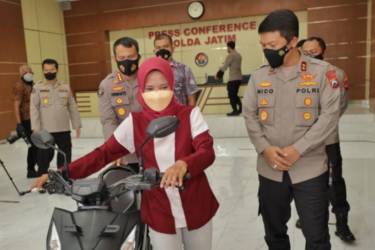 Polisi Kembalikan sepeda motor milik pengemudi Ojol wanita