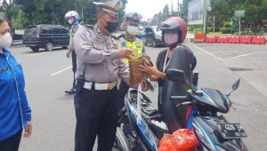 Polisi Situbondo hadiahi minyak goreng pengendara disiplin prokes