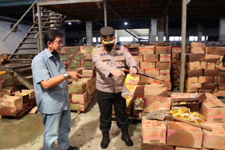 Polisi tinjau gudang distributor minyak goreng di Gresik pastikan stok aman