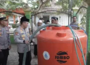 Polres Blitar Bersama BPBD Salurkan Bantuan Air Bersih untuk Warga Terdampak Kekeringan
