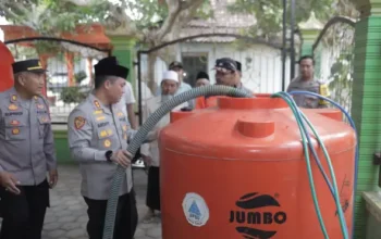 Polres Blitar Bersama BPBD Salurkan Bantuan Air Bersih untuk Warga Terdampak Kekeringan