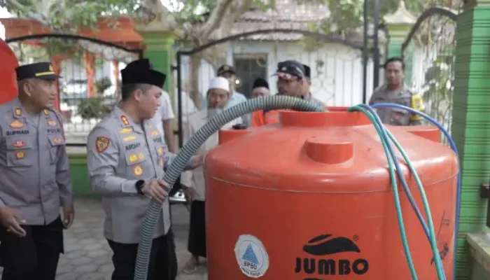 Polres Blitar Bersama BPBD Salurkan Bantuan Air Bersih untuk Warga Terdampak Kekeringan