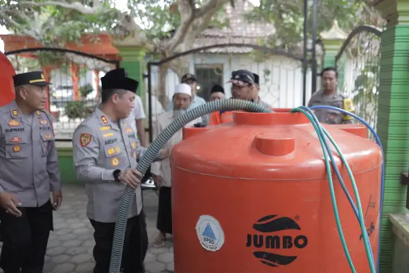 Polres Blitar Bersama BPBD Salurkan Bantuan Air Bersih untuk Warga Terdampak Kekeringan