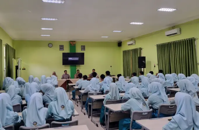 Polres Blitar Sosialisasi Pemanfaatan AI Secara Bijak kepada 85 Siswa MAN 2 Wlingi 1 Polres Blitar Sosialisasi Pemanfaatan AI Secara Bijak kepada 85 Siswa MAN 2 Wlingi