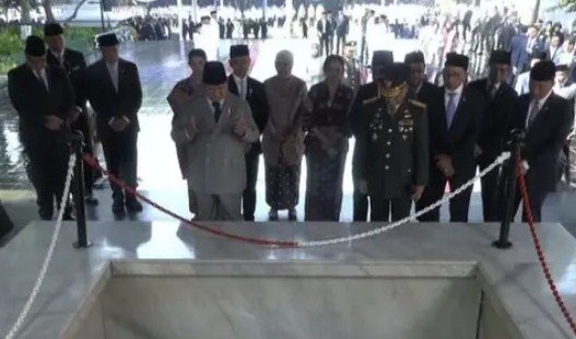 Prabowo Subianto Hening di Depan Sumur Maut, Kenang Pahlawan Revolusi