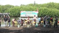 Prajurit Kodim 0825/Banyuwangi tanam mangrove di Pulau Santen