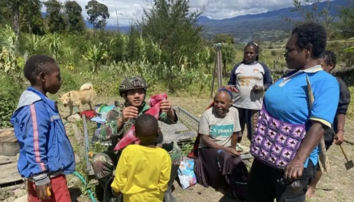 Prajurit TNI Bagikan Baju Gratis untuk Anak-Anak Papua di Tengah Tugas Patroli