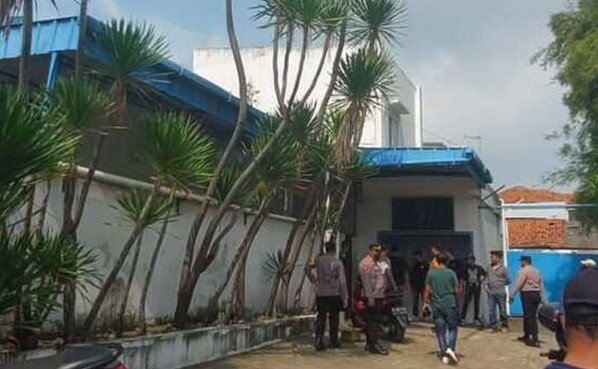 Premanisme Gunung Putri, Pabrik Minuman Digembok