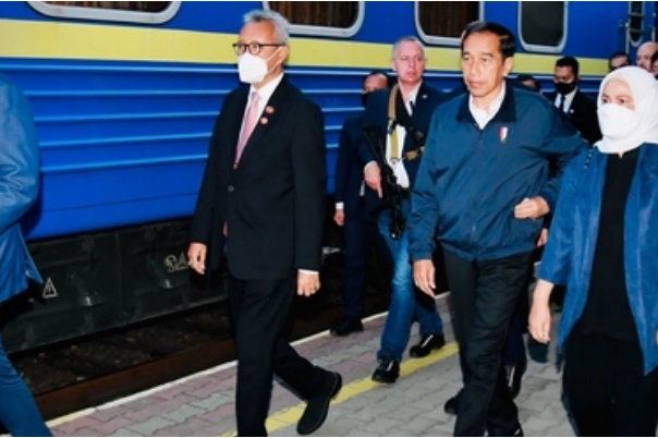 Presiden Joko Widodo naik kereta api di Ukraina