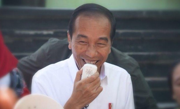 Presiden Jokowi Kunjungi Pasar Surabaya dan Umumkan Purnatugas