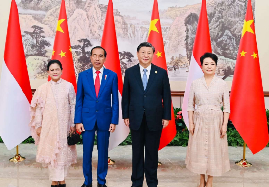 Presiden Jokowi dan Ibu Iriana Bikin Heboh di China