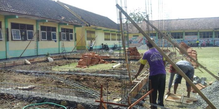 Musim Proyek DAK SD-SMP , Komisi C Kebanjiran Laporan – SMPN 2 Tanjunganom Jadi Sorotan Utama