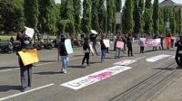 Demo di Gedung DPRD Tuntut Perusahaan Yang Tak Bayar THR Karyawan