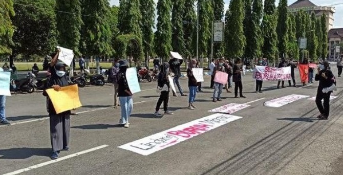 Demo di Gedung DPRD Tuntut Perusahaan Yang Tak Bayar THR Karyawan