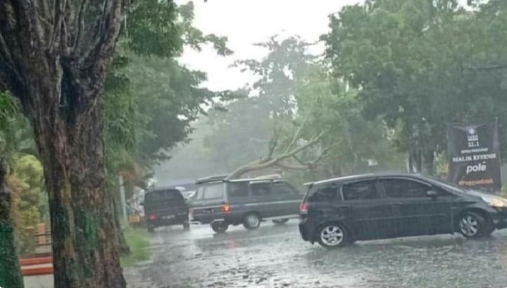 Puting beliung porakporandakan Sampang Madura