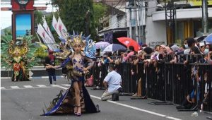 Tiga Putri Kecantikan Swiss Meriahkan Peragaan Busana Batik di Tulungagung