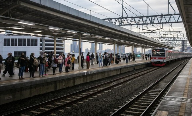 Rahasia Perubahan Drastis Alur Penumpang KRL Stasiun Manggarai Terbongkar!
