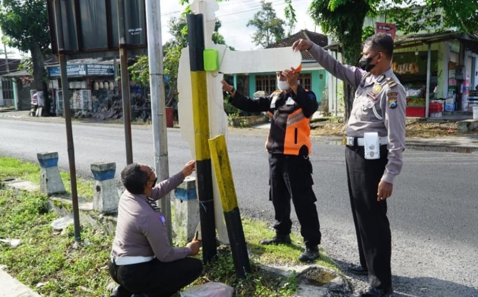 Rambu Peringatan Perlintasan Kereta Api di Blitar Banyak yang Rusak