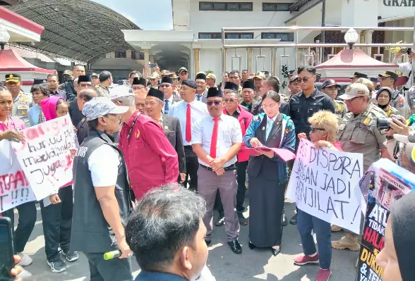 Ratusan Massa Tuntut Pencairan Dana KONI, Pemkot: Mengacu Peraturan Perundang-undangan 2 Ratusan Massa Tuntut Pencairan Dana KONI