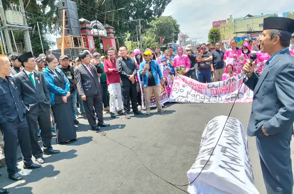 Ratusan Massa Tuntut Pencairan Dana KONI, Pemkot: Mengacu Peraturan Perundang-undangan 1 Ratusan Massa Tuntut Pencairan Dana KONI
