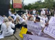 Ratusan Santri Demo Kejari Gresik Protes Penetapan Tersangka Korupsi Pengasuh Pondok Pesantren