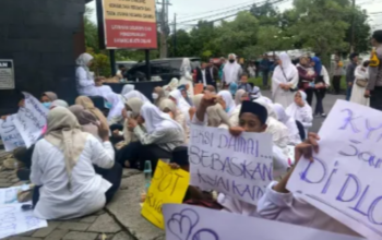 Ratusan Santri Demo Kejari Gresik Protes Penetapan Tersangka Korupsi Pengasuh Pondok Pesantren
