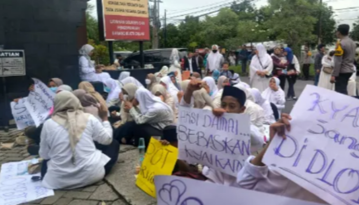 Ratusan Santri Demo Kejari Gresik Protes Penetapan Tersangka Korupsi Pengasuh Pondok Pesantren