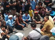 Ratusan pedagang tradisional dari tiga pasar utama menyuarakan tiga tuntutan penting terkait aturan retribusi dan status kios.