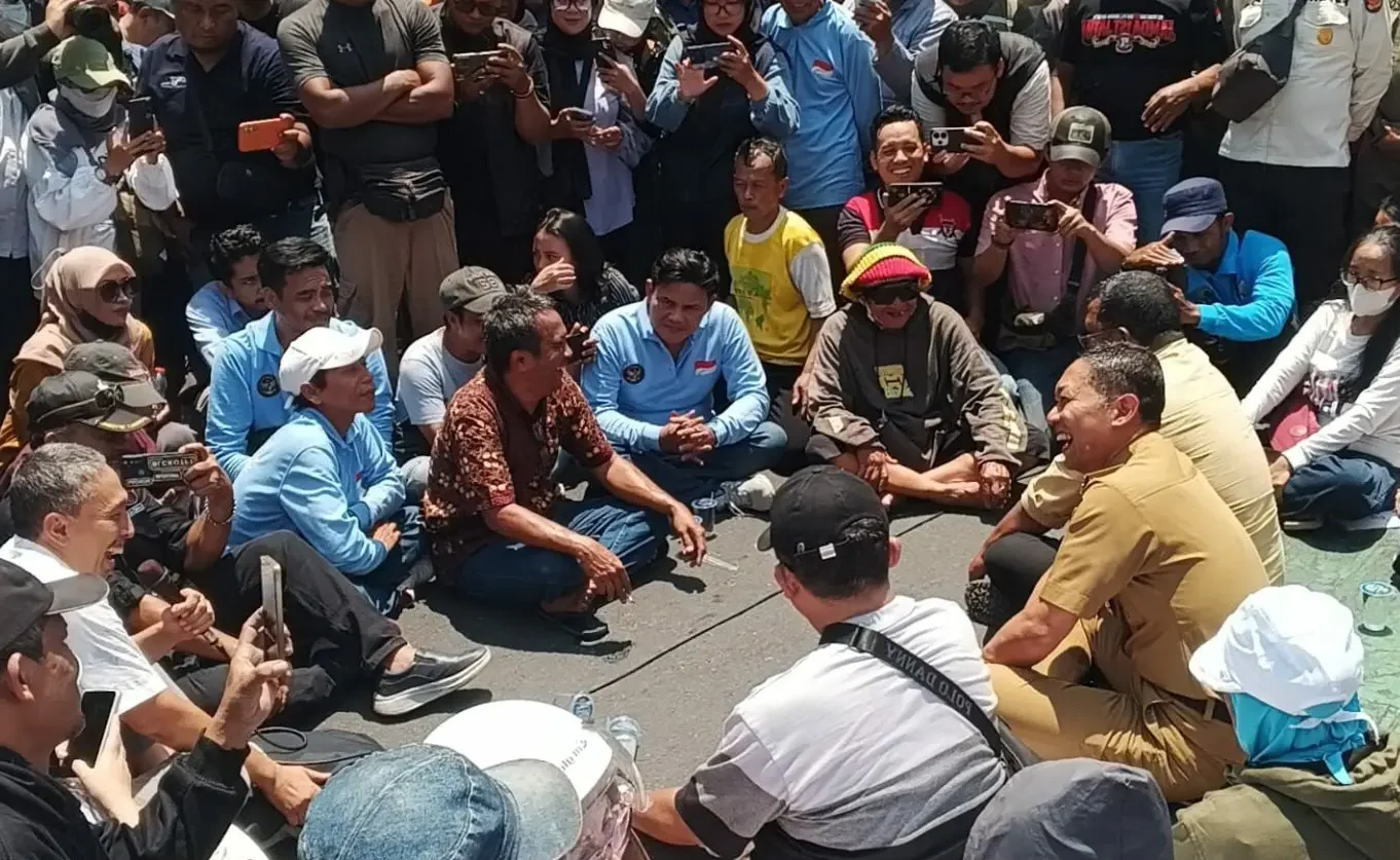 Ratusan pedagang tradisional dari tiga pasar utama menyuarakan tiga tuntutan penting terkait aturan retribusi dan status kios.