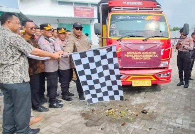 Resmi KPU Kabupaten Kediri Distribusikan Logistik ke. TPS di Penilukada Serentak 2024