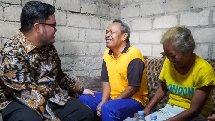Respon Cepat Mas Dhito Atasi Penderitaan Warga Lansia Yang Hidup Dalam Gelap
