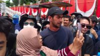 Reza Rahadian Ikut Demo Besar di Depan Gedung DPR RI!