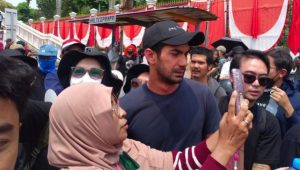 Reza Rahadian Ikut Demo Besar di Depan Gedung DPR RI!