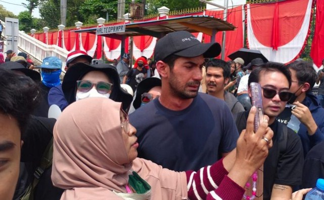 Reza Rahadian Ikut Demo Besar di Depan Gedung DPR RI!