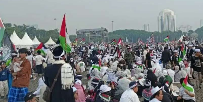 Ribuan Massa 212 Berkumpul di Monas Jakarta untuk Aksi Doa Solidaritas Palestina