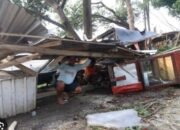 Rumah Ambruk Diterjang Badai! Pasutri Kediri Tertimpa Atap, Istri Dilarikan ke Rumah Sakit!