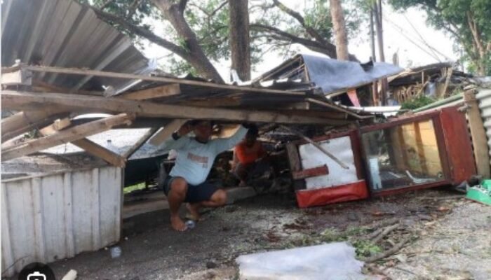 Rumah Ambruk Diterjang Badai! Pasutri Kediri Tertimpa Atap, Istri Dilarikan ke Rumah Sakit!