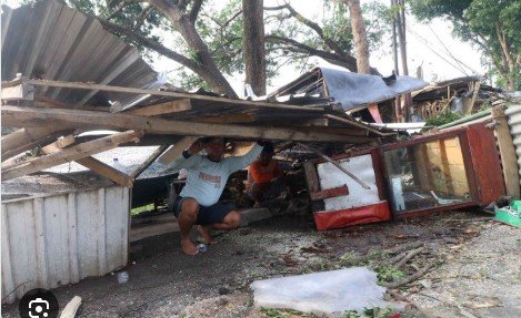 Rumah Ambruk Diterjang Badai! Pasutri Kediri Tertimpa Atap