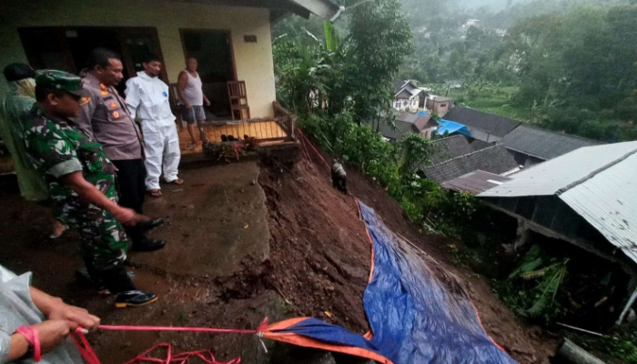 Rumah Warga di Gambiran Prigen Pasuruan Ambrol Akibat Longsor Dampak 5 Jam Hujan