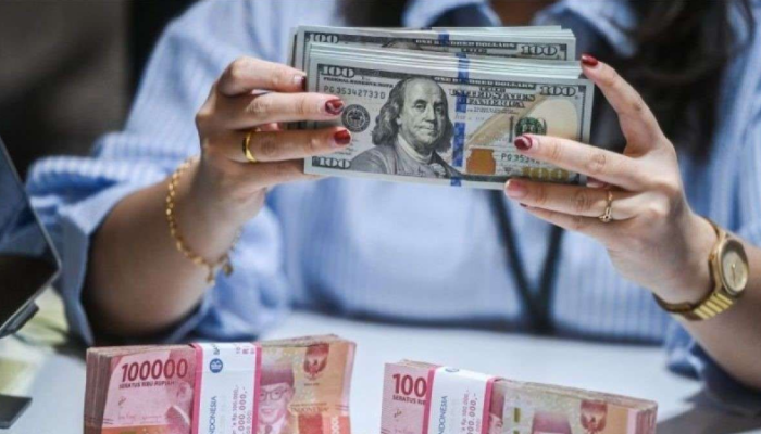 Rupiah Terpuruk! Indeks Keyakinan Konsumen Melemah, Dolar AS Kian Perkasa