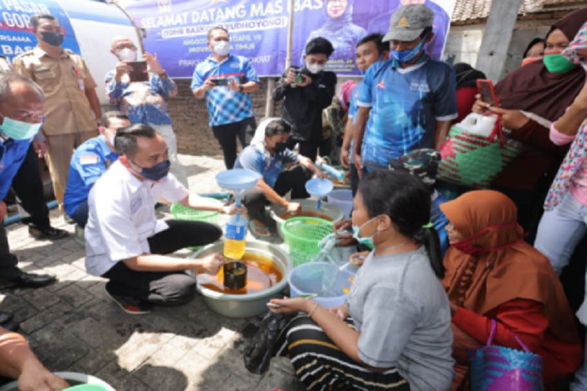 Salurkan 16 Ton Minyak Goreng, Ibas Gelar Operasi Pasar Murah di Ngawi