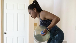 Saraf Terjepit Mengintai! Pahami Cara Aman Mengangkat Galon!