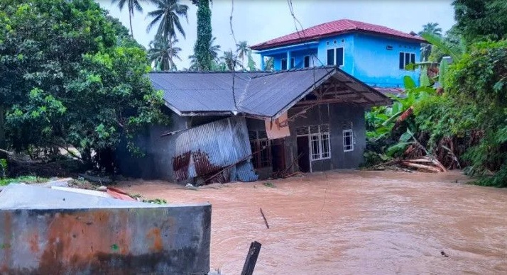 Diterjang Banjir Bandangm Satu rumah warga Natuna Hanyut Terseret Air